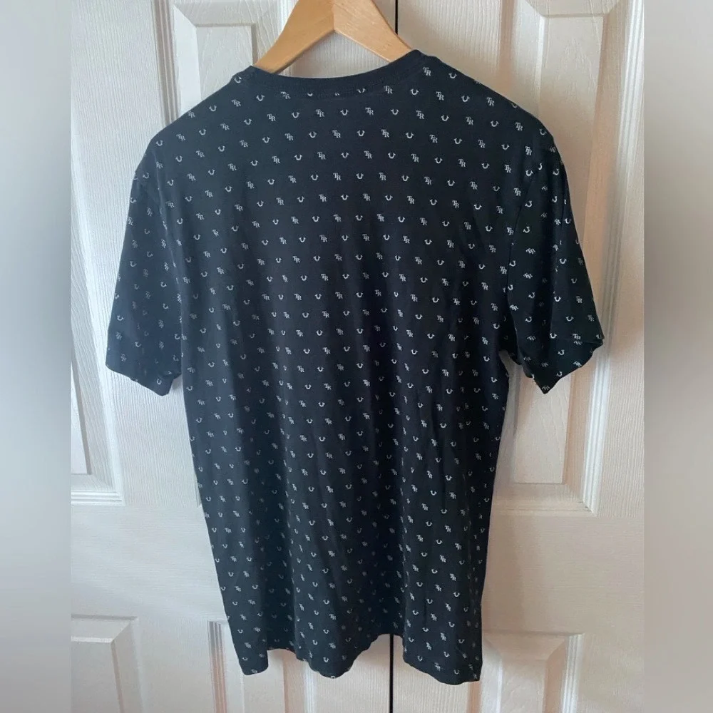TRUE RELIGION Black and‎ White All-Over Monogram Graphic Short Sleeve T-Shirt M